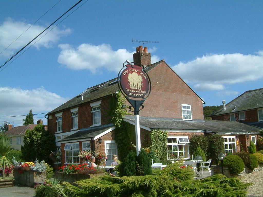 The Three Lions Hotel Фордингбридж Екстериор снимка